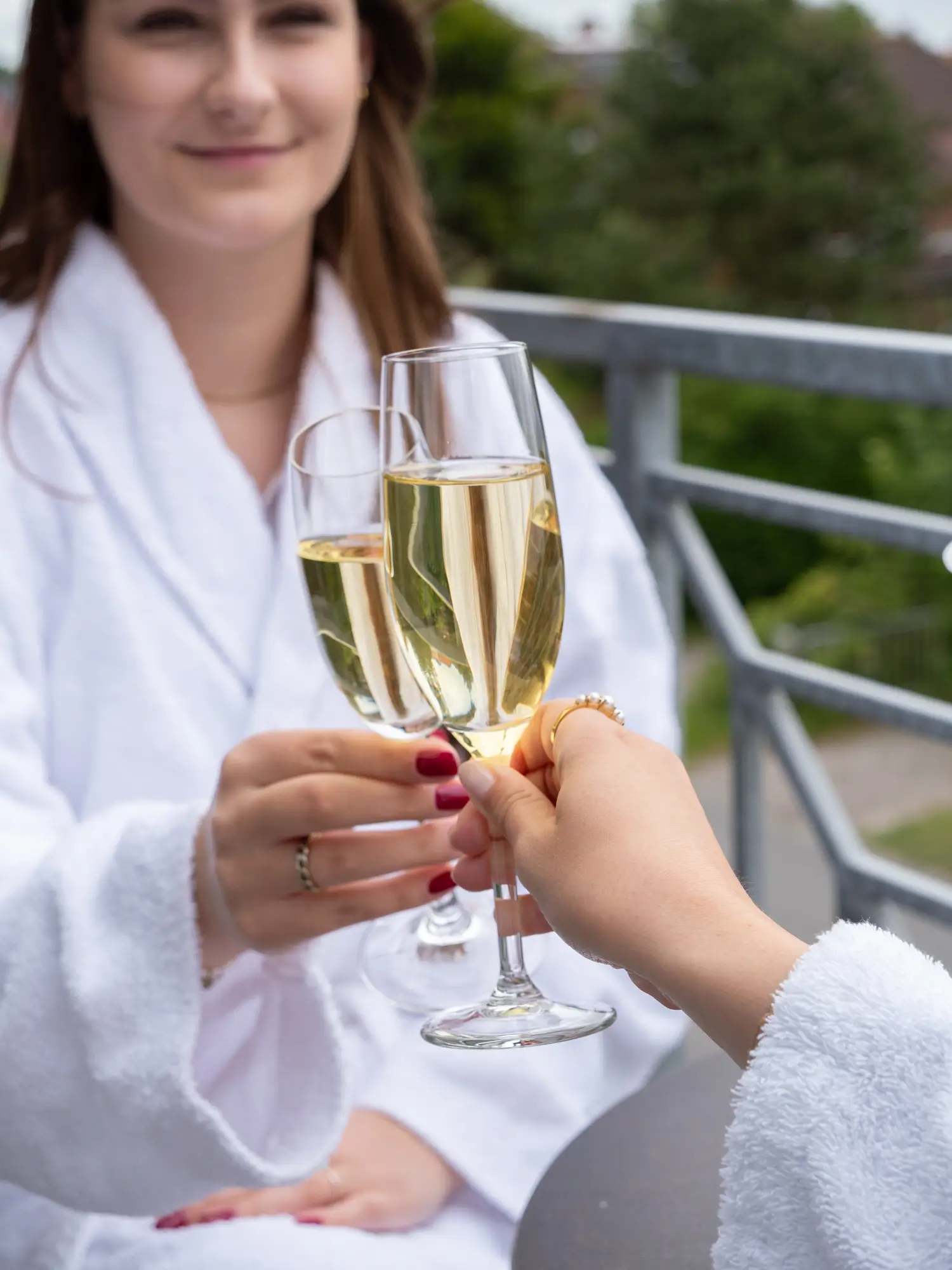 Zwei Champagnergläser werden angestoßen, Nahaufnahme