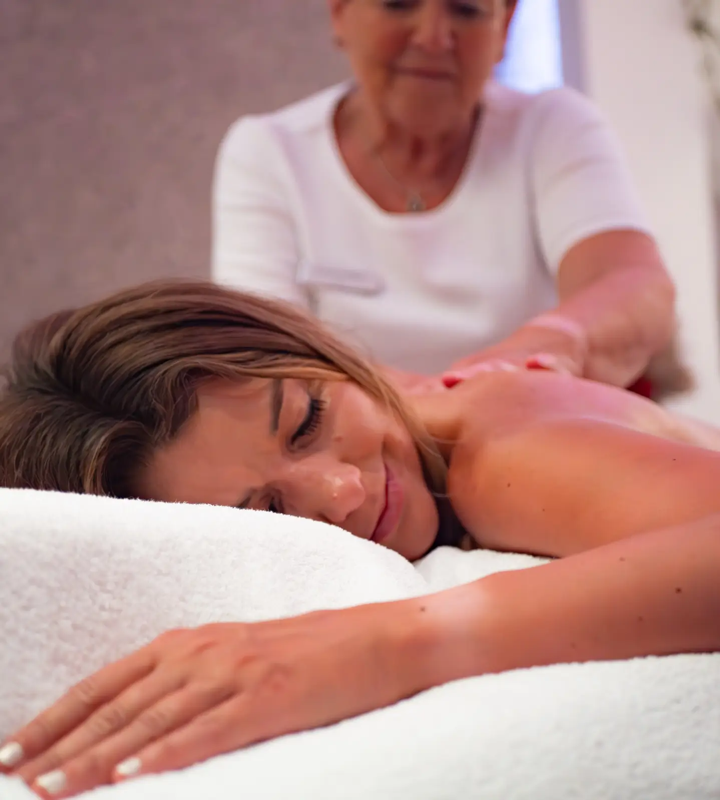 Eine Frau genießt eine wohltuende Rückenmassage.